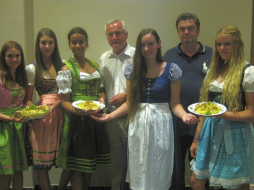 Kulturelles Mädchenprojekt: Schülerinnen der Marien-Realschule Kaufbeuren präsentieren „Allgäuer Kässpatzn“ in Rumänien