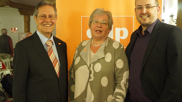 Gruppenbild mit Dame nach den ausführlichen Erläuterungen von Prof. Dr. Dr. Klaus Buchner und Alexander Abt.